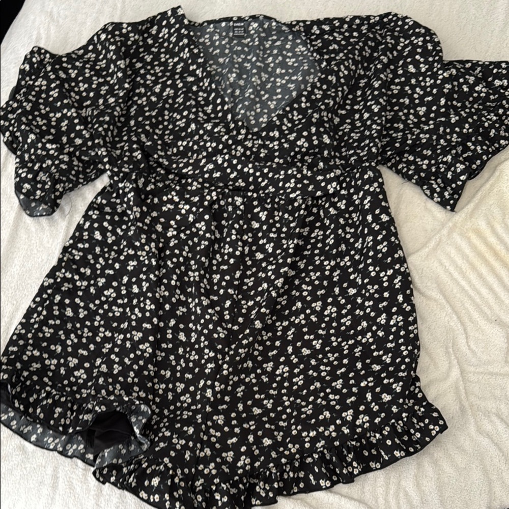 SHEIN Black and White Puff Sleeve Jumpsuit